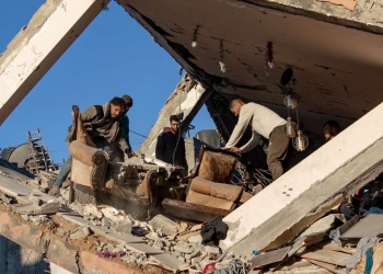 Dopo uno strike israeliano a Khan Yunis, nel sud della Striscia di Gaza (Ansa)