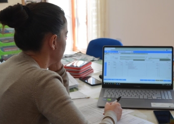 Una lavoratice in smart working (Ansa)