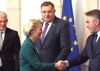Ursula von der Leyen nel 2022 con i tre presidenti della Bosnia Erzegovina: da sin. Sefik Dzaferovic, Milorad Dodik, Zeljko Komsic (Ansa)