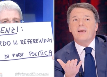Mario Giordano mostra a Matteo Renzi il cartello sul referendum del 2016