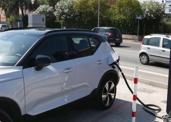 Un'auto elettrica in fase di ricarica (Ansa)