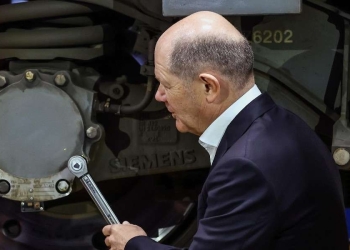 Il Cancelliere tedesco Olaf Scholz inaugura un impianto per la costruzione di treni (Ansa)