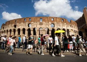 Turisti a Roma (Ansa)