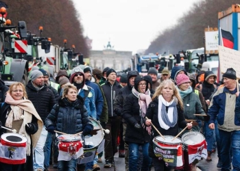 La protesta degli agricoltori davanti alla porta di Brandeburgo (Ansa)