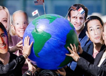 Attivisti tedeschi in protesta a Berlino contro i leader del G7 (Ansa)