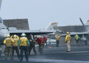 Sulla portaerei USS Eisenhower (Ansa)