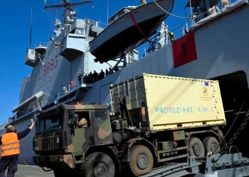 Aiuti per il Libano mentre vengono sbarcati dalla nave San Marco (Ansa)