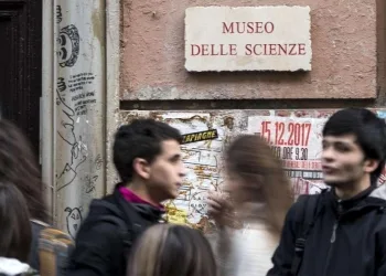 Davanti al Liceo Tasso di Roma (Ansa)