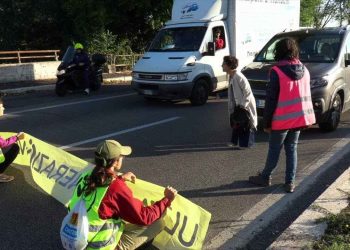 Un blocco stradale di Ultima Generazione, screen dal canale Youtube di Repubblica