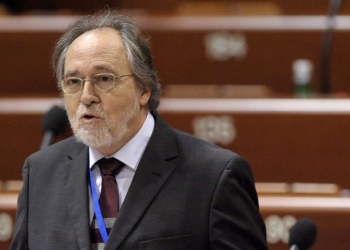 Dick Marty durante un discorso al Consiglio d'Europa (Ansa)