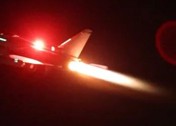 Aereo della RAF in partenza per colpire obiettivi nello Yemen (Ansa)