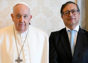 Papa Francesco e il presidente della Colombia Gustavo Petro (Twitter)