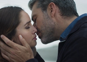 Giulia ed Andrea bacio a Doc 3 nelle tue mani (foto screenshot tv 2024)