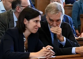 Elly Schlein, segretaria del Pd, con Graziano Delrio (Ansa)