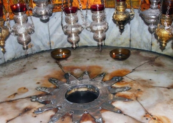 Betlemme, la grotta della natività (Ansa)