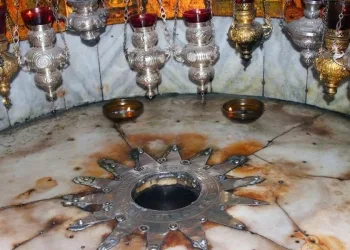 Betlemme, la grotta della natività (Ansa)