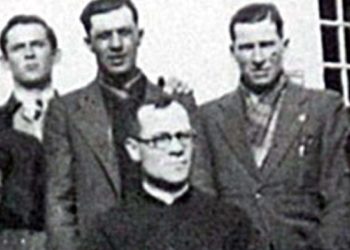 Al centro, seduto, don Pasquino Borghi (1903-1944)