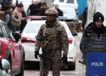 Forze di sicurezza turche davanti alla chiesa italiana di Santa Maria a Sariyer a Istanbul (Ansa)