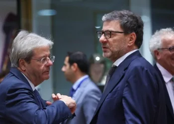 Paolo Gentiloni e Giancarlo Giorgetti (Ansa)
