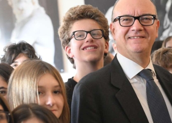 Giuseppe Valditara, ministro dell'Istruzione, con alcuni studenti (Ansa)