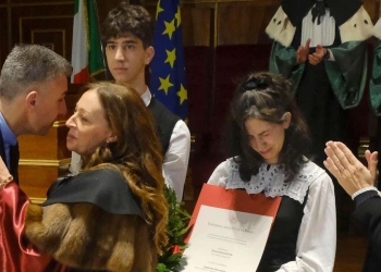 Laurea post mortem a Giulia Cecchettin all'Università di Padova. a sin. la rettrice Daniela Mapelli, a d. il ministro Bernini (Ansa)