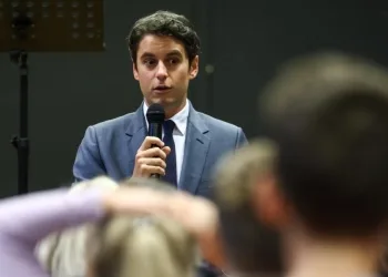 Gabriel Attal nel novembre 2023 in una scuola francese (Ansa)