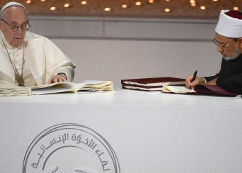 Il 4 febbraio 2019 Papa Francesco e l'imam di Al-Azhar firmano il Documento di Abu Dhabi sulla fratellanza (Ansa, Luca Zennaro)