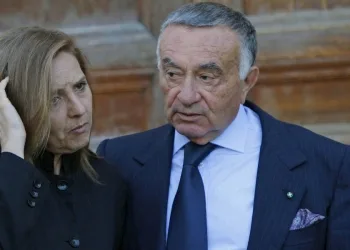 Anna Maria Cossiga e Pippo Marra all'esterno della camera ardente di Francesco Cossiga (Foto: Ansa, 2010)