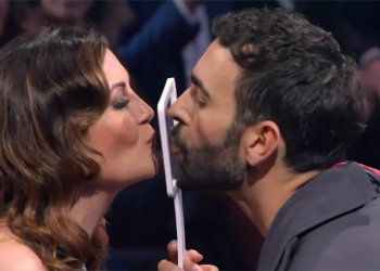 Marco Mengoni prova a baciare Giovanna Civitillo a Sanremo 2024