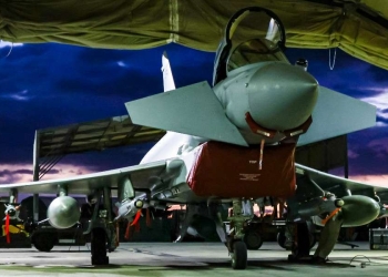 Un Typhoon FRG4s della RAF viene preparato prima di una missione contro obiettivi Houthi (Ansa)