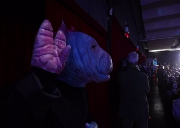 L'alieno Rich Ciolino che accompagna Ghali a Sanremo 2024 (Rai1)