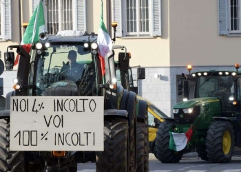 Trattori a Melegnano, alle porte di Milano (Ansa)