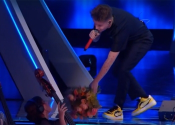 Alfa gaffe a Sanremo 2024 screenshot tv