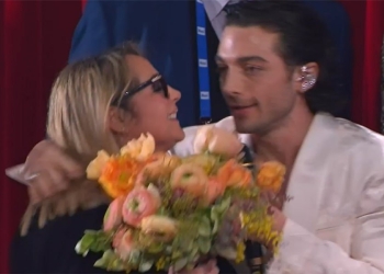 Gianluca Ginoble de Il Volo emoziona mamma a Sanremo 2024, screenshot tv