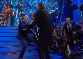 Nek sfiora la caduta a Sanremo 2024 screenshot tv