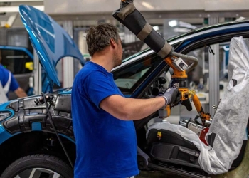 Un operaio in uno stabilimento Volkswagen (Ansa)