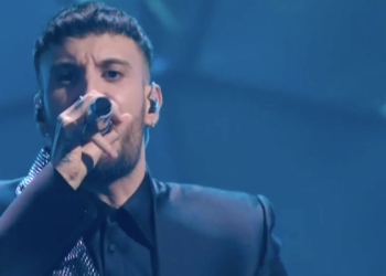 Fred De Palma con "Il cielo non ci vuole" a Sanremo 2024 (Rai1)