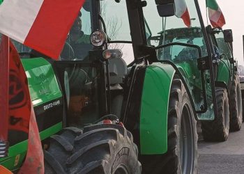 Agricoltori in protesta a Castel San Pietro (Bologna) (Ansa)