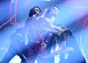 Marco Mengoni sul palco dell'Ariston (Ansa)