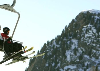 Sciatori su una seggiovia a Moena (Ansa)