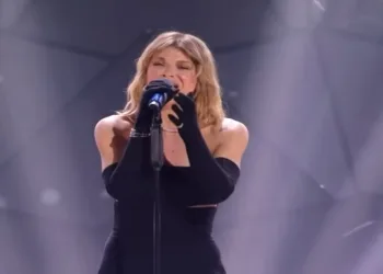 Alessandra Amoroso sul palco dell'Ariston nella prima serata di Sanremo 2024 (Screenshot)