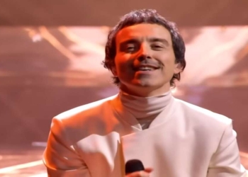 Diodato seduto sul palco dell'Ariston a Sanremo 2024 (Screenshot)