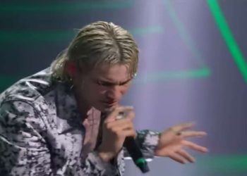 Il Tre si è esibito per ultimo sul palco di Sanremo 2024 (Screenshot)