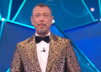 Amadeus a Sanremo 2024 abito oro