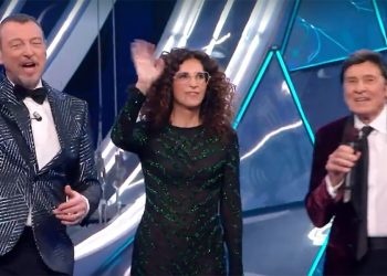 Amadeus, Teresa Mannino e Gianni Morandi a Sanremo 2024 screenshot tv