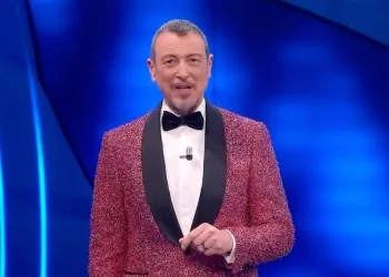 Amadeus con una giacca rosa apre la quarta serata del Festival di Sanremo 2024