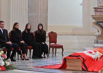 La vedova di Vittorio Emanuele di Savoia, Marina Doria, con la famiglia nella cappella di Sant'Uberto della Reggia di Venaria Reale, dove è allestita la camera ardente del marito (Foto: Ansa, 2024)