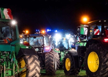 Gli agricoltori di "Riscatto agricolo" protestano su Grande raccordo anulare a Roma (Ansa)