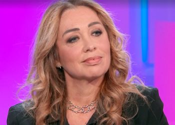 Tiziana Giardoni, moglie Stefano D'Orazio a Bella Ma' screenshot tv 2024