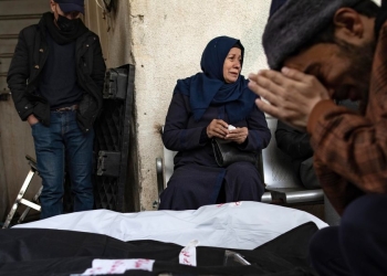 A Gaza, davanti ai corpi di palestinesi rimasti uccisi (Ansa)